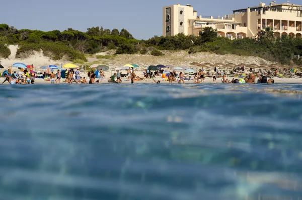 Hotel Stella Manis ile mavi deniz Campulongu plaj Villasimius içinde görülen crowed