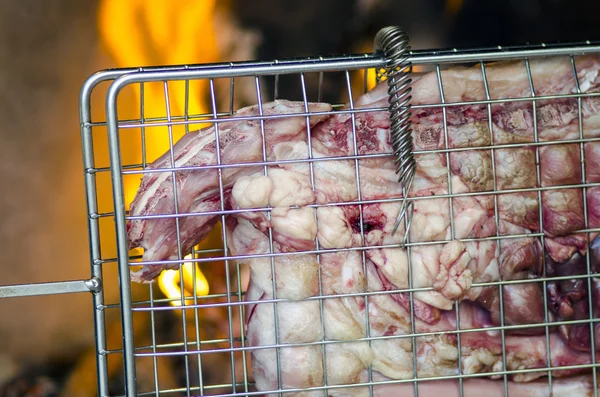 Arka plan Barbekü yangında için etli ızgara