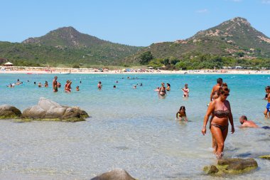 Kimliği belirsiz kişi Beach di Peppino Scoglio aradı. Güneşli bir günde yaz, kristal su gibi doğal bir havuz