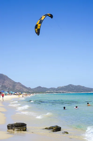 Playa azul con gente y kite surf en un día de verano — Foto de Stock