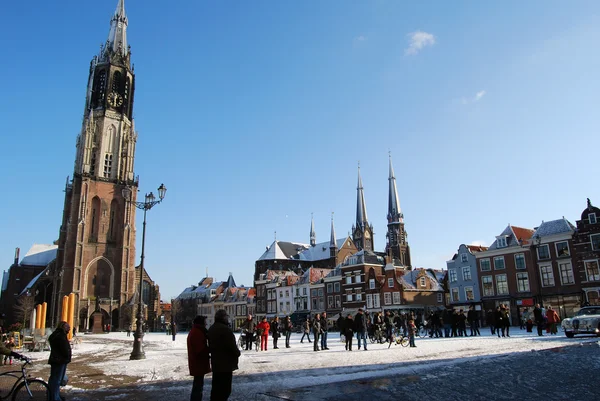 DELFT _ Holland _ snowy plaza principal de delft en los Países Bajos por la mañana con gente y cielo azul — Foto de Stock
