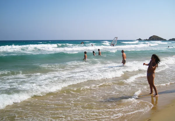 Άνθρωποι στην παραλία με λευκή με την μπλε κρυστάλλινη θάλασσα, καλοκαίρι στο Τσι — Φωτογραφία Αρχείου