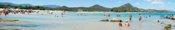 Gente no identificada en la playa llamada Scoglio di Peppino. Día soleado en verano, agua cristalina como una piscina natural — Foto de Stock