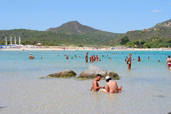 Gente no identificada en la playa llamada Scoglio di Peppino. Día soleado en verano, agua cristalina como una piscina natural lle —  Fotos de Stock
