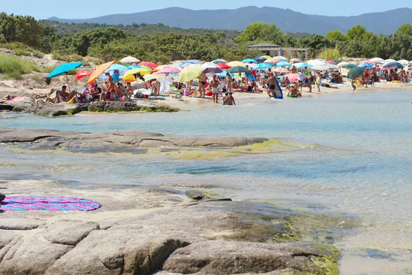 Personnes non identifiées à la plage appelé Scoglio di Peppino. Journée ensoleillée en été, eau cristalline comme une piscine naturelle — Photo