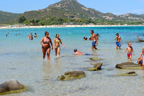 Gente no identificada en la playa llamada Scoglio di Peppino. Día soleado en verano, agua cristalina como una piscina natural — Foto de Stock