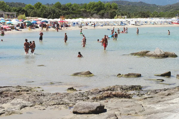 Неопознанные люди на пляже Скольо ди Пеппино. Солнечный день летом, вода, как в естественном бассейне — стоковое фото