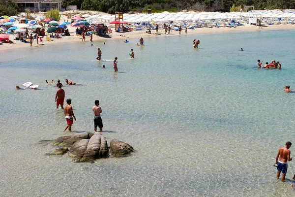 Unidentified people in beach called Scoglio di Peppino. Sunny day in summertime, crystal water like a natural pool — Stock Photo, Image