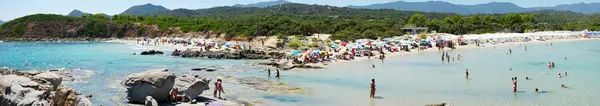 Pessoas não identificadas na praia chamado Scoglio di Peppino. Vista panorâmica, dia ensolarado no verão, água cristalina como uma piscina natural — Fotografia de Stock