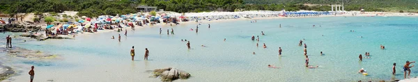 Pessoas não identificadas na praia chamado Scoglio di Peppino. Vista panorâmica, dia ensolarado no verão, água cristalina como um cocó natural — Fotografia de Stock