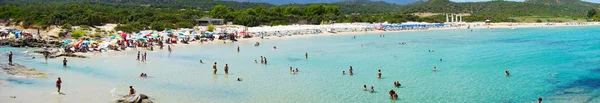 Cosunidentified människor i beach kallas Scoglio di Peppino. Panoramautsikt, solig dag på sommaren, kristallklart vatten som en naturlig bajs — Stockfoto
