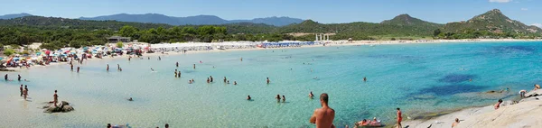 Persone non identificate in spiaggia chiamate Scoglio di Peppino. Vista panoramica — Foto Stock