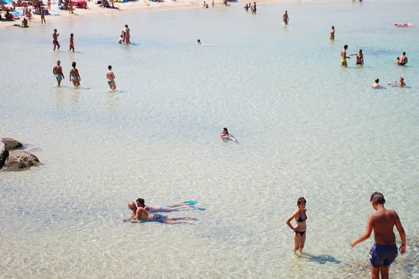 CosUnidentified people in beach called Scoglio di Peppino. Vista panorámica, día soleado en verano, agua cristalina como una caca natural — Foto de Stock