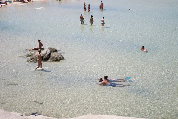 Gente no identificada en la playa llamada Scoglio di Peppino. Vista panorámica — Foto de Stock