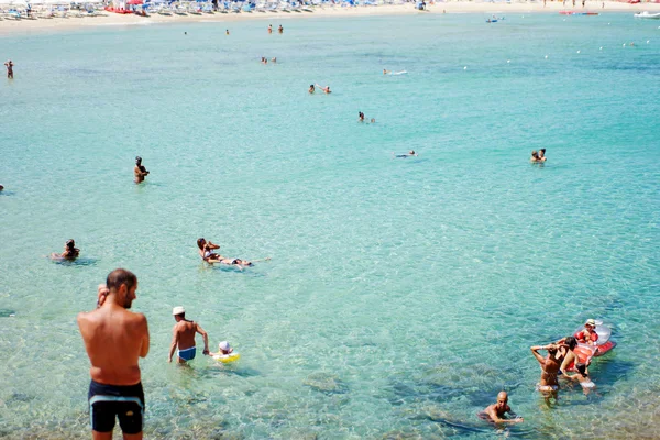 Gente no identificada en la playa llamada Scoglio di Peppino. Día soleado en verano, agua cristalina — Foto de Stock