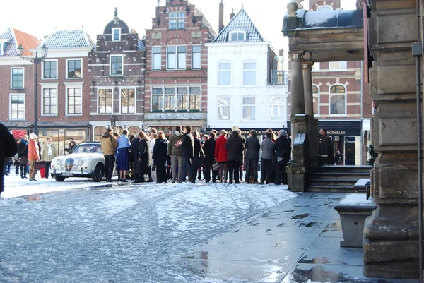 Delft, Países Bajos - 31 de enero: plaza principal diaria y nevada de — Foto de Stock