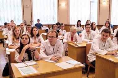 Kiev, Ukrayna - 6 Temmuz 2015: diş hekimleri, doktorlar, öğrenciler ders