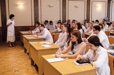 Kiev, Ukrayna - 6 Temmuz 2015: diş hekimleri, doktorlar, öğrenciler ders