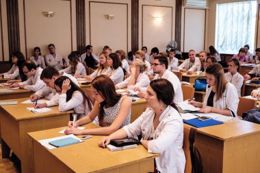 Kiev, Ukrayna - 6 Temmuz 2015: diş hekimleri, doktorlar, öğrenciler ders