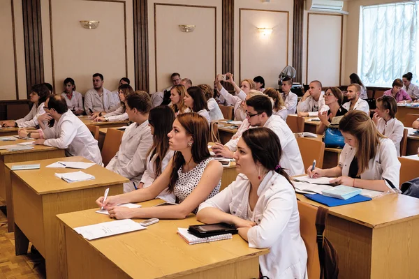 Kiev, Ukrayna - 6 Temmuz 2015: diş hekimleri, doktorlar, öğrenciler ders