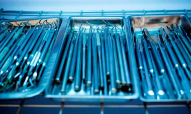 Arka plan bulanık tepsiler diş aletleri kiti