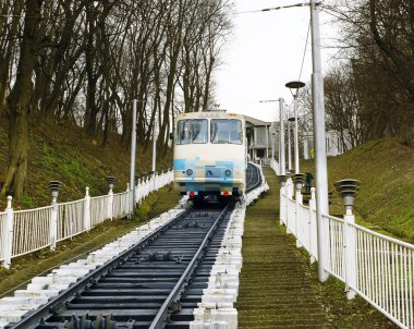 Kiev, Ukrayna - 8 Mart 2016: beyaz füniküler trene yolcu ile geliyor