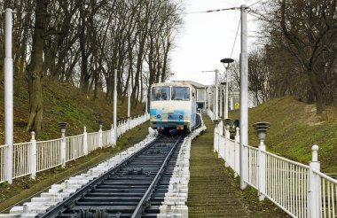 Kiev, Ukrayna - 8 Mart 2016: beyaz füniküler trene yolcu ile geliyor