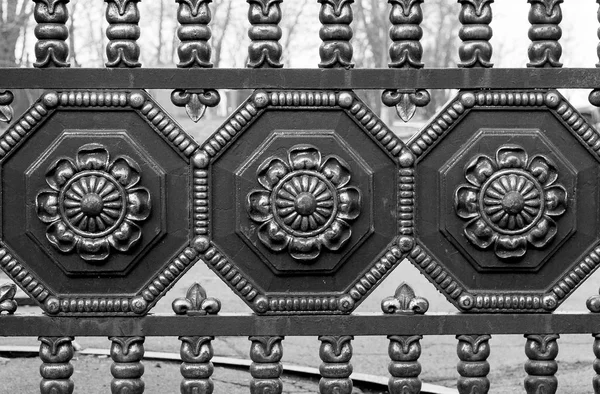 Valla de metal forjado vintage en estilo medieval en blanco y negro —  Fotos de Stock