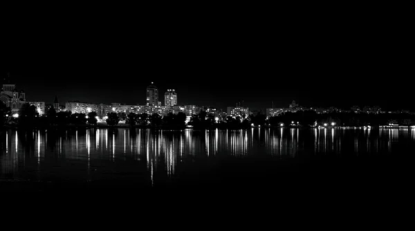 Вогні нічного міста з відображенням на річці чорно-білий ефект HDR — стокове фото
