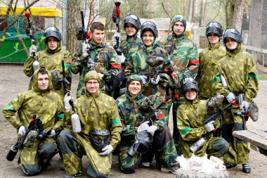 Kiev, Ukrayna - 9 Nisan 2016: Paintball takım silah son donanımları ile