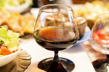 Alkollü içecek şenlikli masaya bardak