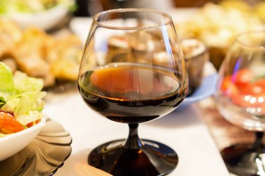 Alkollü içecek şenlikli masaya bardak