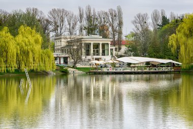 Göl Sarayı yansımaları ve forest yakınındaki mavi gökyüzü ile Hdr düzenlenmiş