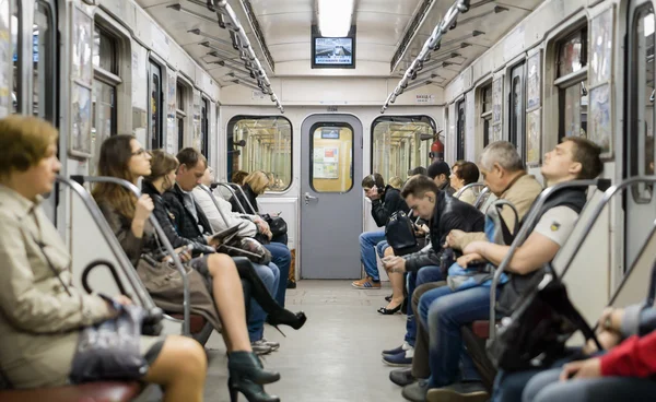 Kiev, Oekraïne - 13 April 2016: Mensen reizen op de metro — Stockfoto