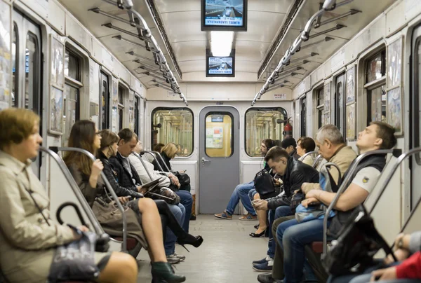 Киев, Украина - 13 апреля 2016 г.: Люди, путешествующие на метро — стоковое фото