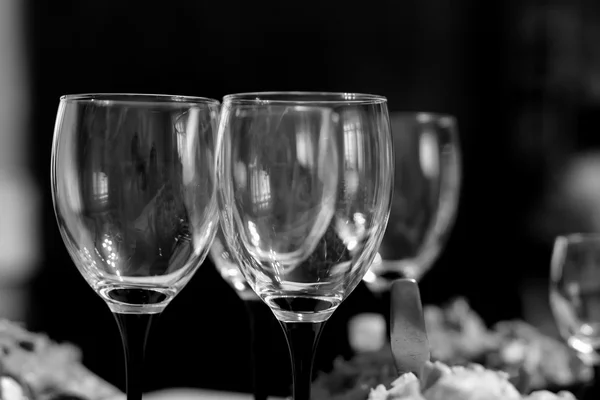 Gafas para bebidas alcohólicas sobre fondo de mesa festivo blanco y negro —  Fotos de Stock