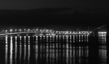 Gece şehir ve yansımaları ile Köprü nehir siyah ve beyaz üzerinde ışıklar