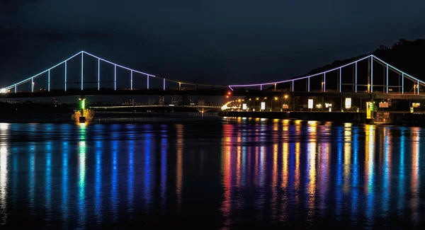 Luces de noche de la ciudad y el puente con reflejos en el río HDR efectuada — Foto de Stock