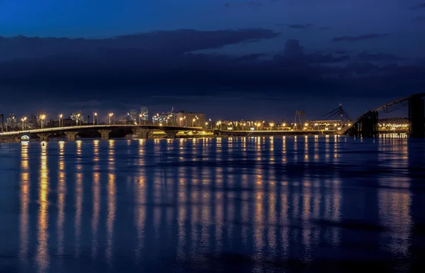 Luces de noche de la ciudad y el puente con reflejos en el río HDR efectuada — Foto de Stock