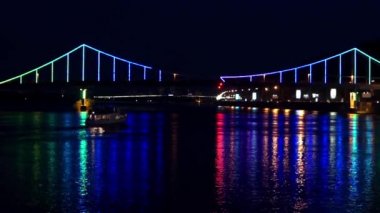 Gemi yelken ile gece şehir ışıkları ve köprü Nehri üzerindeki yansımaları ile