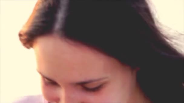 Glücklich voller Emotionen junges Mädchen am Meeresstrand gefiltert — Stockvideo