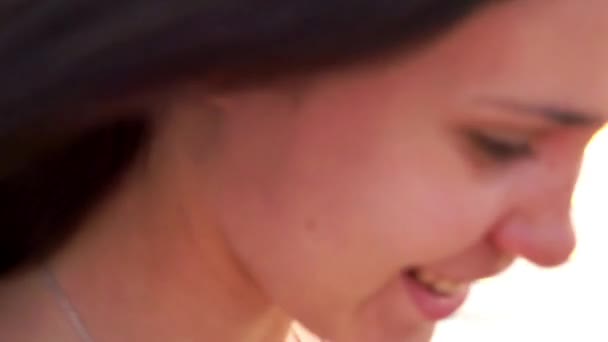 Glücklich voller Emotionen junges Mädchen am Strand — Stockvideo