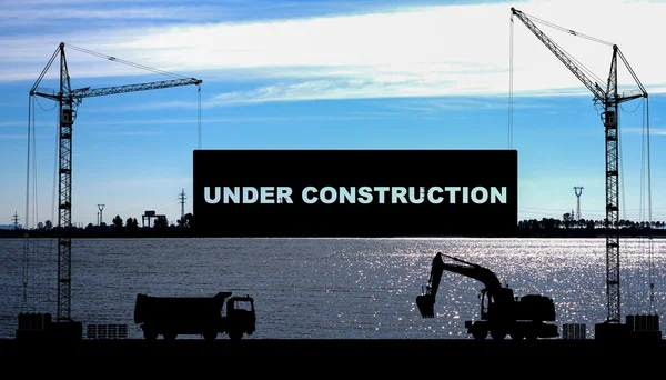 "Concepto en construcción "en obra con siluetas detalladas de máquinas de construcción en la costa del fondo industrial de la ciudad — Foto de Stock
