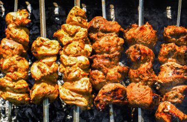 Tavuk ve dana kebabı ızgarada barbekü