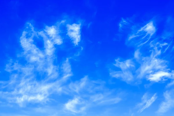 Wolken op de achtergrond van de heldere blauwe hemel — Stockfoto