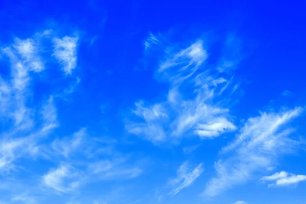 Wolken op de achtergrond van de heldere blauwe hemel — Stockfoto