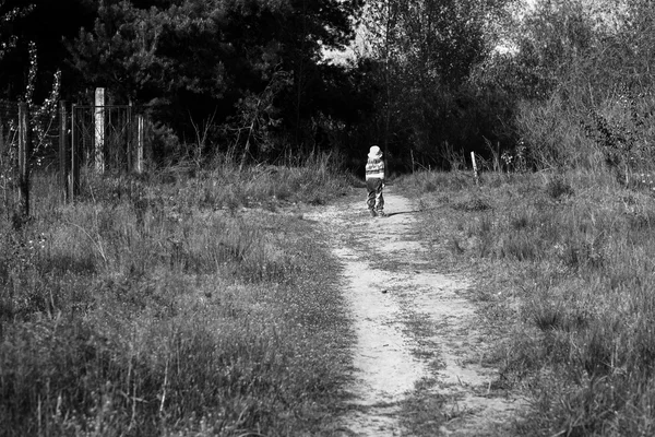 Dziewczynka na progu ciemnego lasu, czarno-białe — Zdjęcie stockowe