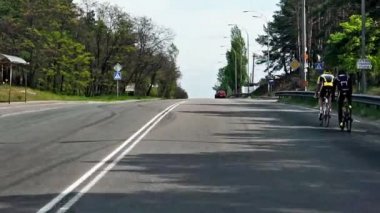 Kiev, Ukrayna - 1 Mayıs 2016: ormanın içinden restyled deniz sürme araba