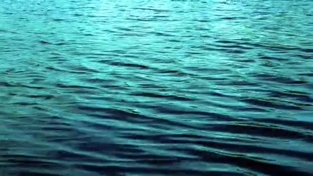 Vagues d'eau turquoise avec reflets solaires 