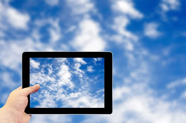 Tablet-Fotografie. Fotografieren auf einem Tablet. Wolken am blauen Himmel vor dem Sturm — Stockfoto